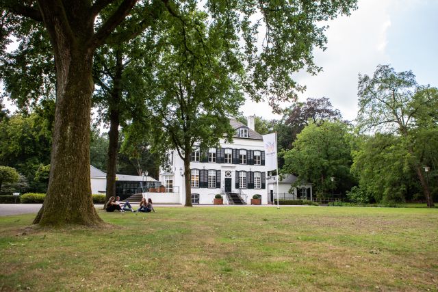 Lost in the virtual world