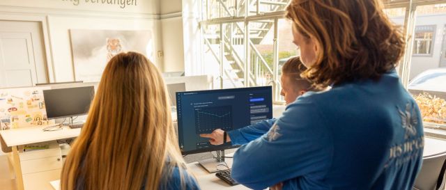 Meer tijd voor de cliënt: Hawking lanceert spraak-naar-tekst, Discovery-app en DiscoveryGPT