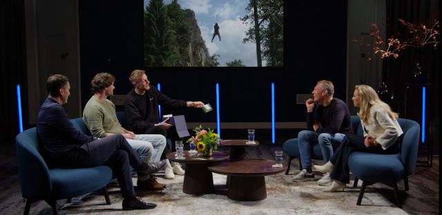 Colleagues from the very beginning in conversation with Jan Willem and Petra, the founders of the Yes We Can Healthcare Group