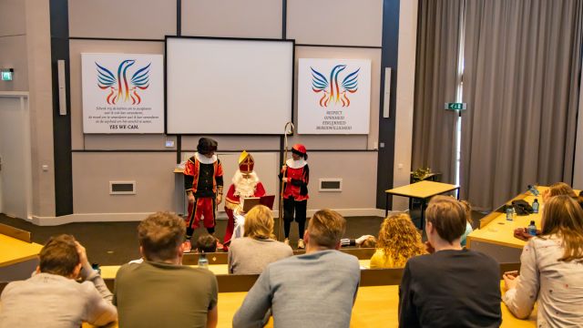 Sinterklaas op bezoek bij Yes We Can Clinics